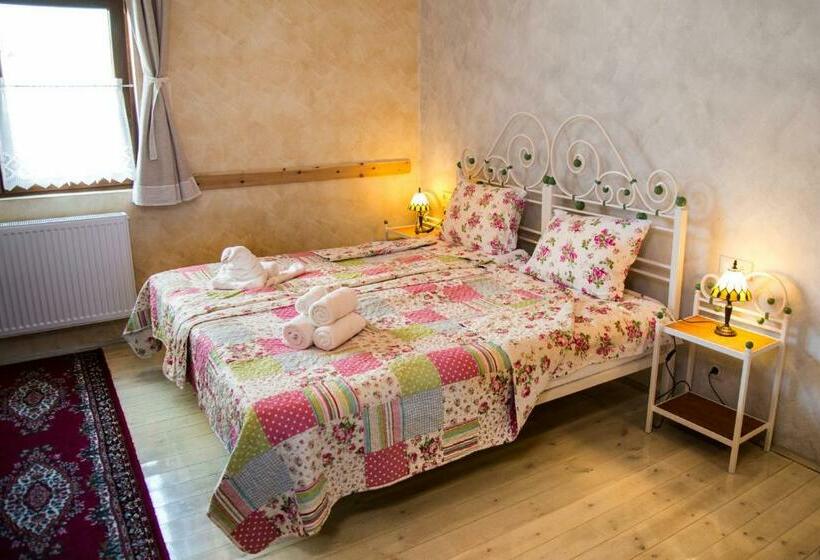 غرفة ديلوكس رباعية, Country Court