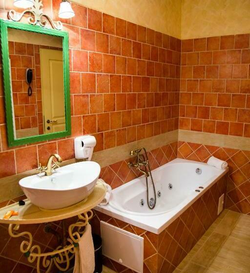 غرفة ديلوكس رباعية, Country Court