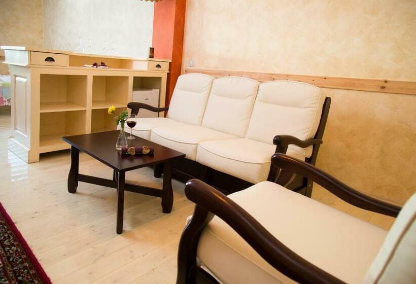 غرفة ديلوكس رباعية, Country Court