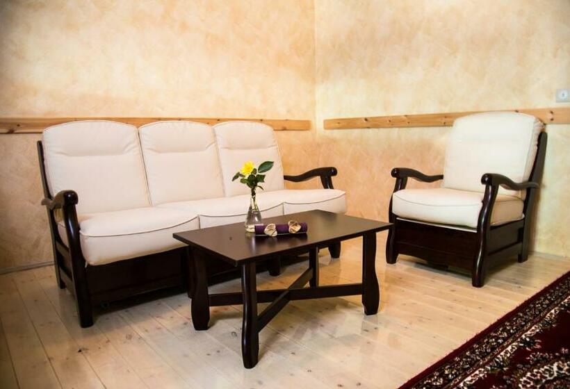 غرفة ديلوكس رباعية, Country Court