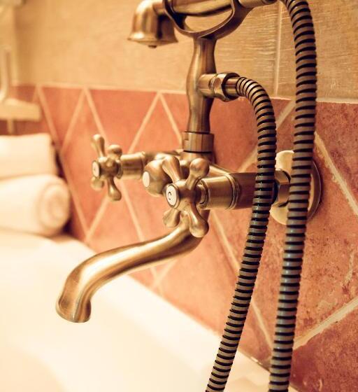 غرفة ديلوكس رباعية, Country Court