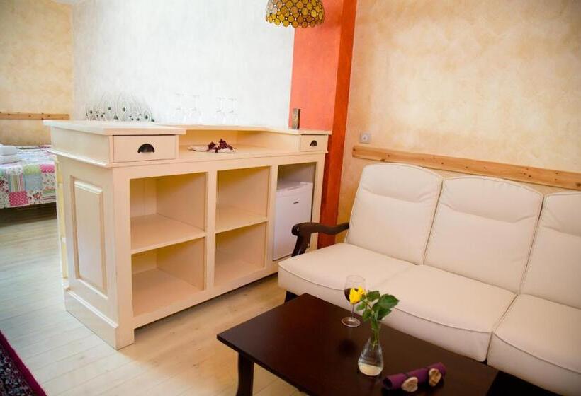 غرفة ديلوكس رباعية, Country Court