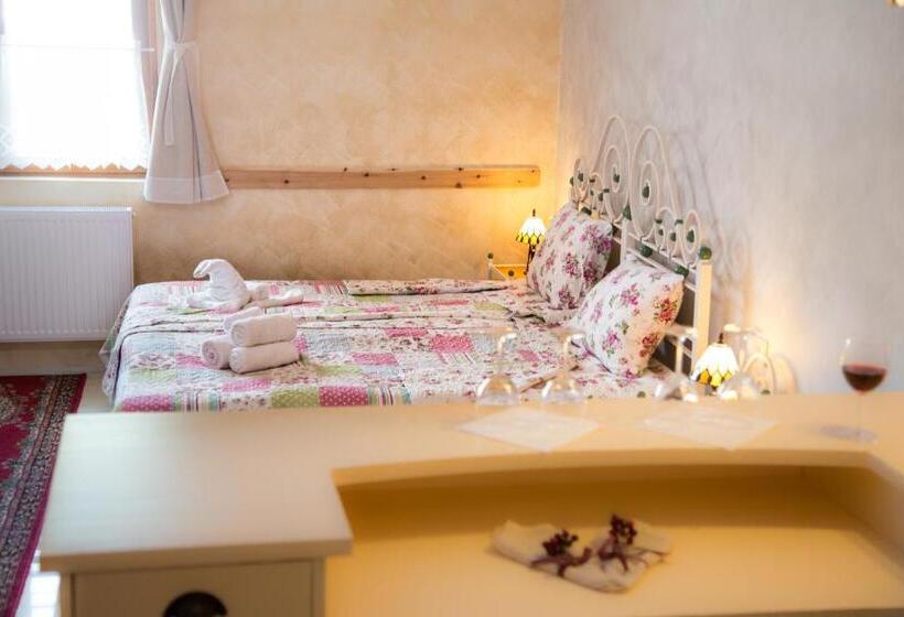 غرفة ديلوكس رباعية, Country Court