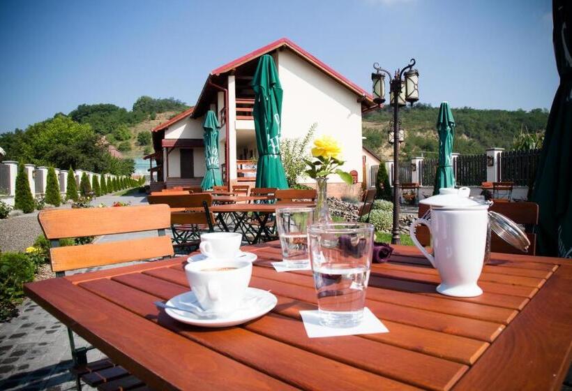 غرفة قياسية, Country Court