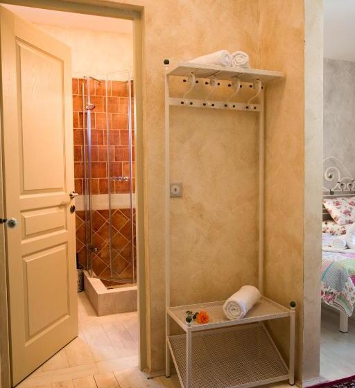 غرفة قياسية, Country Court