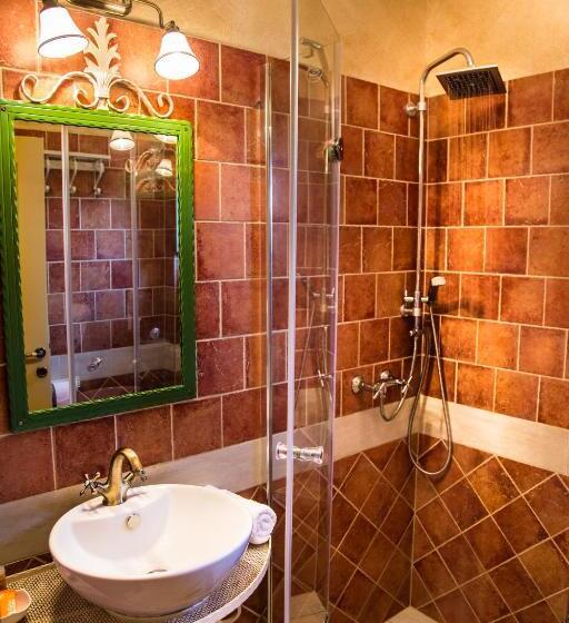 غرفة قياسية, Country Court