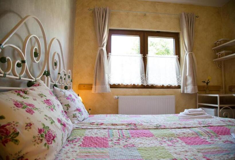 غرفة قياسية, Country Court