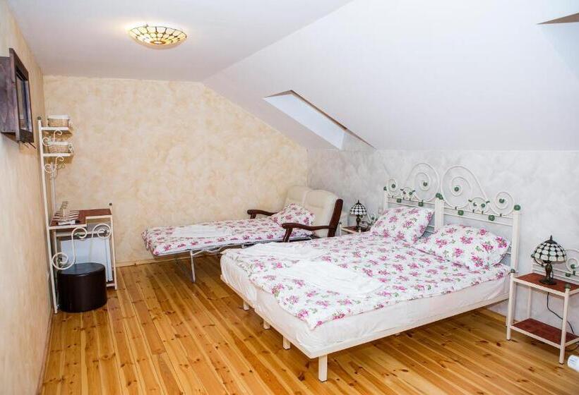 غرفة كومفورت ثلاثية, Country Court