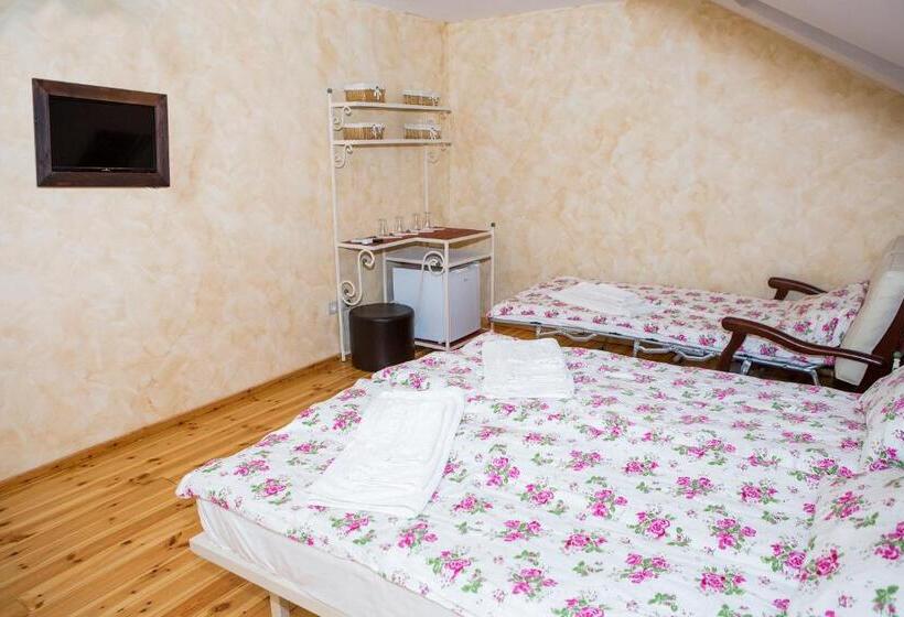 غرفة كومفورت ثلاثية, Country Court