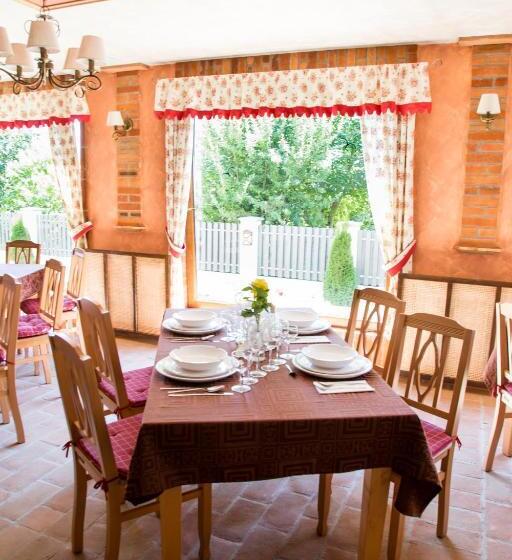 غرفة كومفورت ثلاثية, Country Court