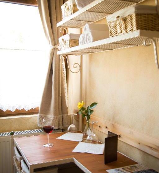 غرفة قياسية, Country Court