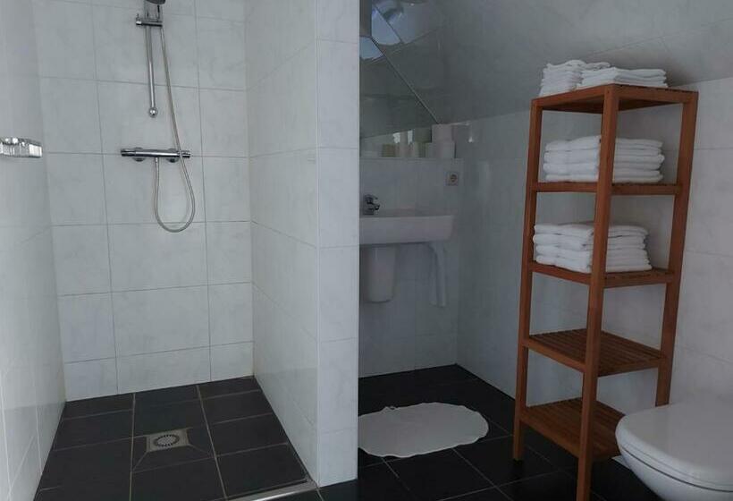 חדר סטנדרט לשלושה, Piaam State