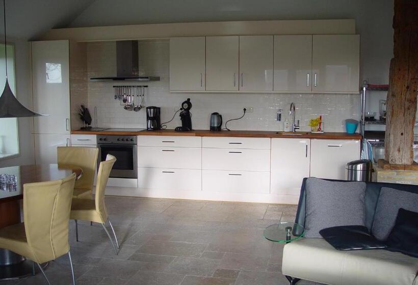 דירת שלושה חדרים, Piaam State