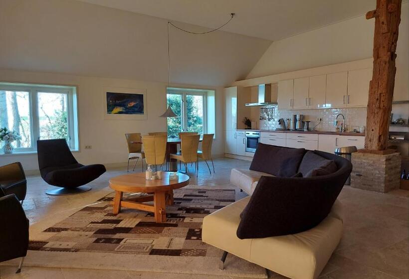 דירת שלושה חדרים, Piaam State