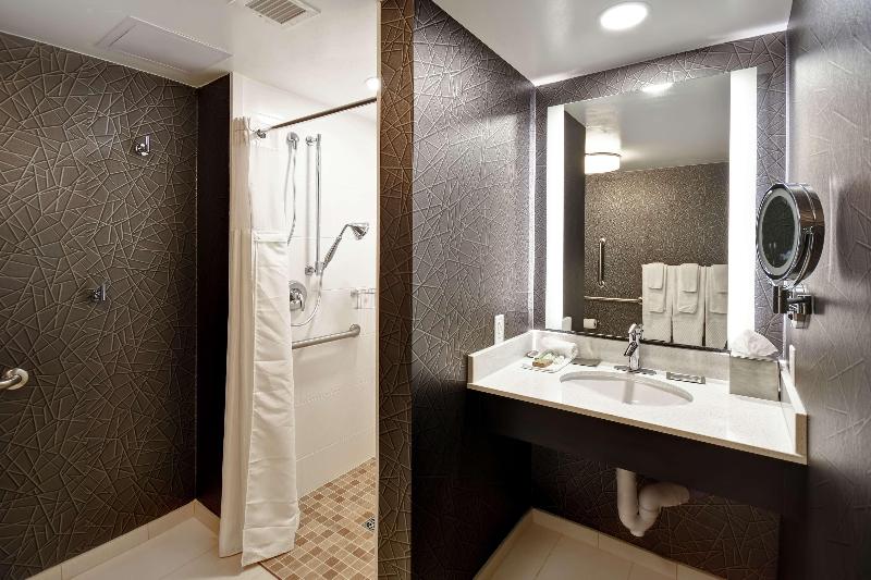 带大床的标准间, Doubletree By Hilton Deadwood At Cadillac Jack's