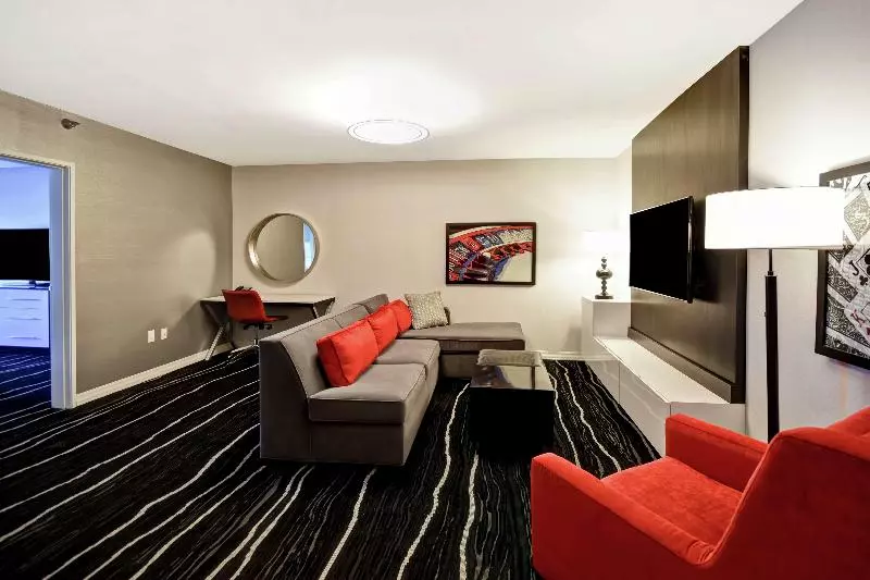 キングサイズベッドのスイートルーム, Doubletree By Hilton Deadwood At Cadillac Jack's