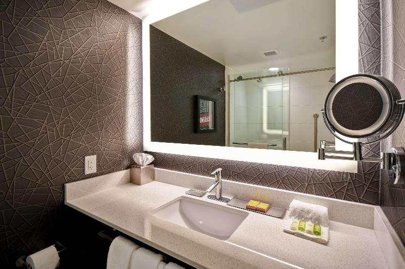 带大床的套房, Doubletree By Hilton Deadwood At Cadillac Jack's