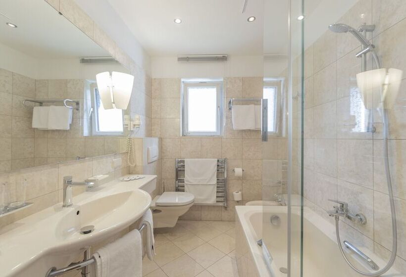 غرفة سوبيريور ثلاثية, Furian