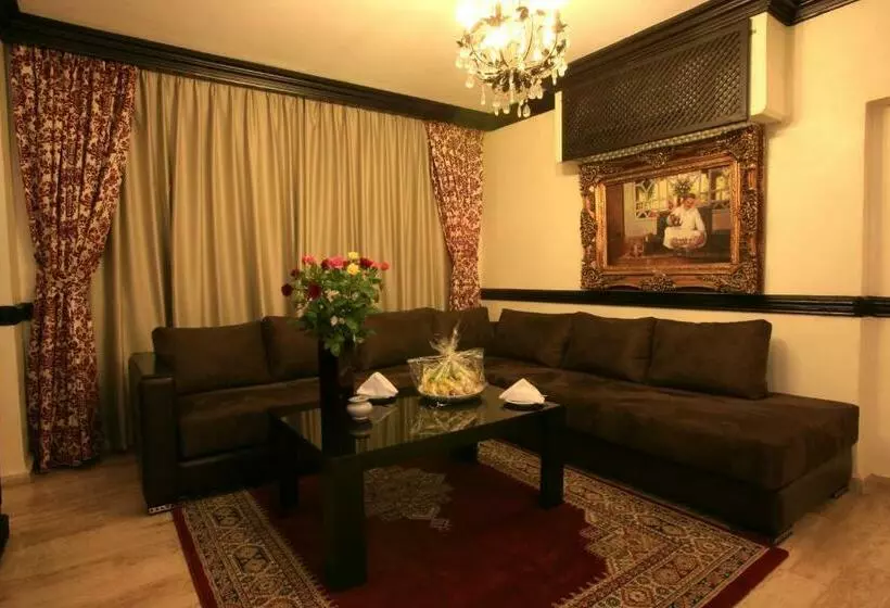 سوئیت با تخت بزرگ, Imperial Holiday