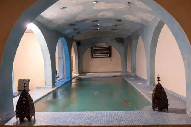 سوئیت با تخت بزرگ, Imperial Holiday