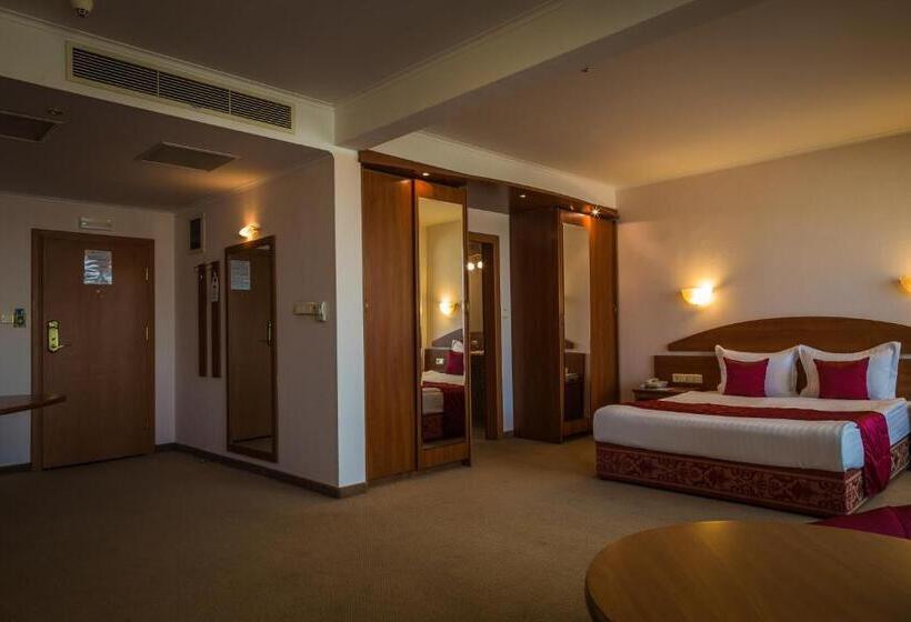 סטודיו דלוקס, Sevlievo Plaza