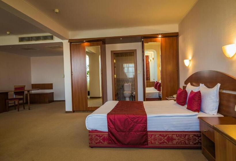 סטודיו דלוקס, Sevlievo Plaza