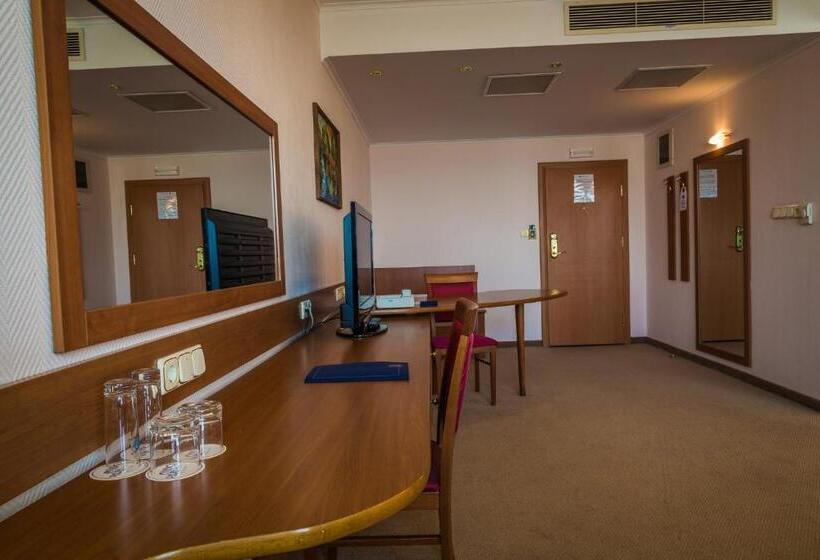 סטודיו דלוקס, Sevlievo Plaza