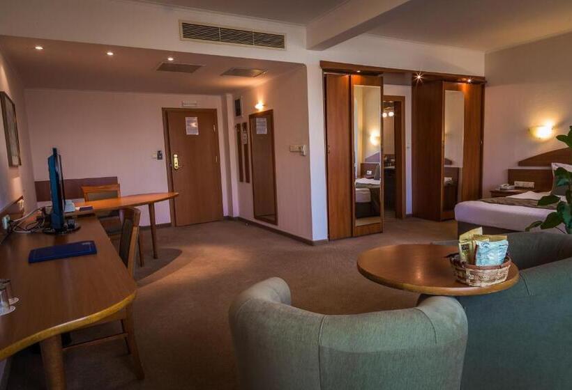 סטודיו דלוקס, Sevlievo Plaza