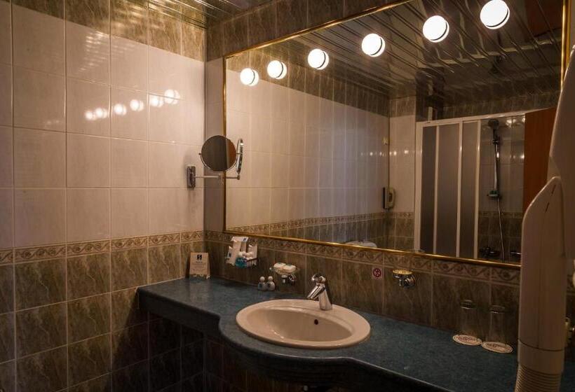 חדר דחוקס עם מיטת קינג, Sevlievo Plaza