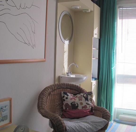 标准单人间, De Witte Wolk