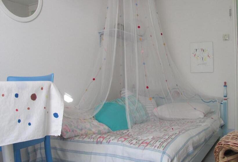 标准单人间, De Witte Wolk