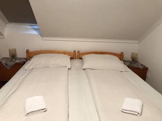 חדר סטנדרט לארבעה, Engi Panzió