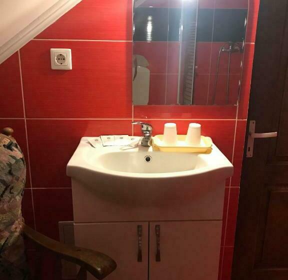 חדר סטנדרט לארבעה, Engi Panzió