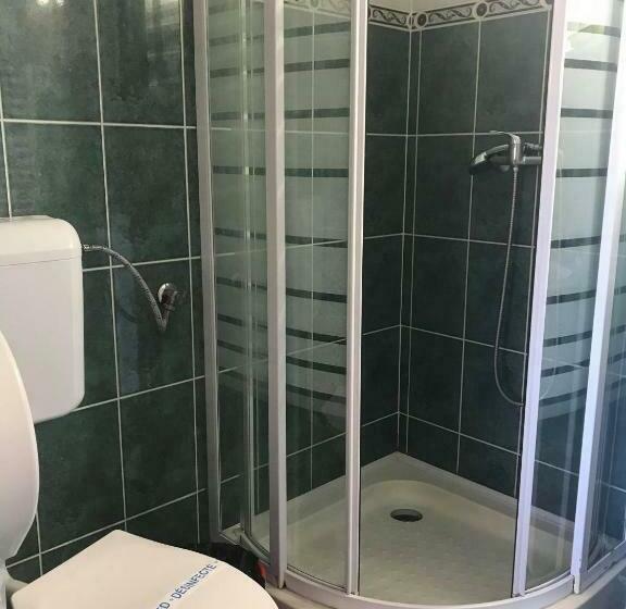 חדר סטנדרט לארבעה, Engi Panzió