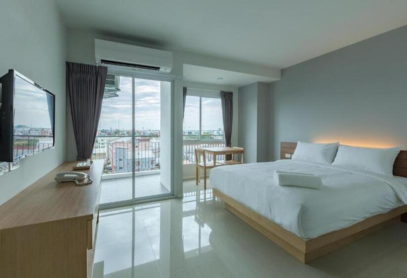 إستوديو قياسى مزودة بتراس, Thongchen Residence