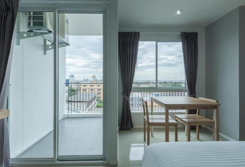 إستوديو قياسى مزودة بتراس, Thongchen Residence