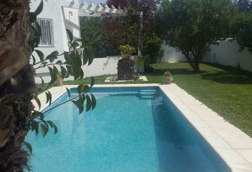 بنجلو قياسى مطلّ علي الحديقة, Carmella