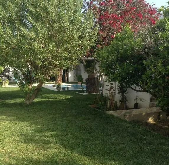 ویلای استاندارد با چشم‌انداز باغ, Carmella