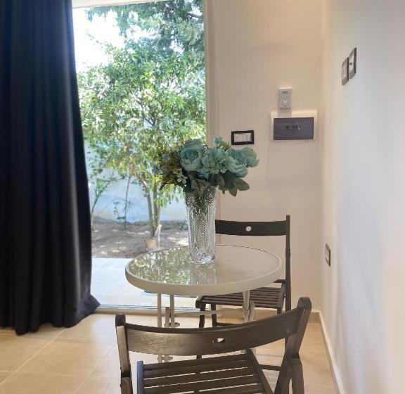 بنجلو قياسى مطلّ علي الحديقة, Carmella