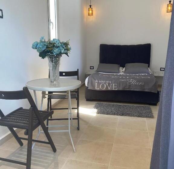 بنجلو قياسى مطلّ علي الحديقة, Carmella