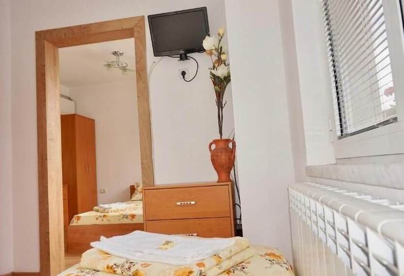 Номер Стандарт Трехместный, Pamir Guest House