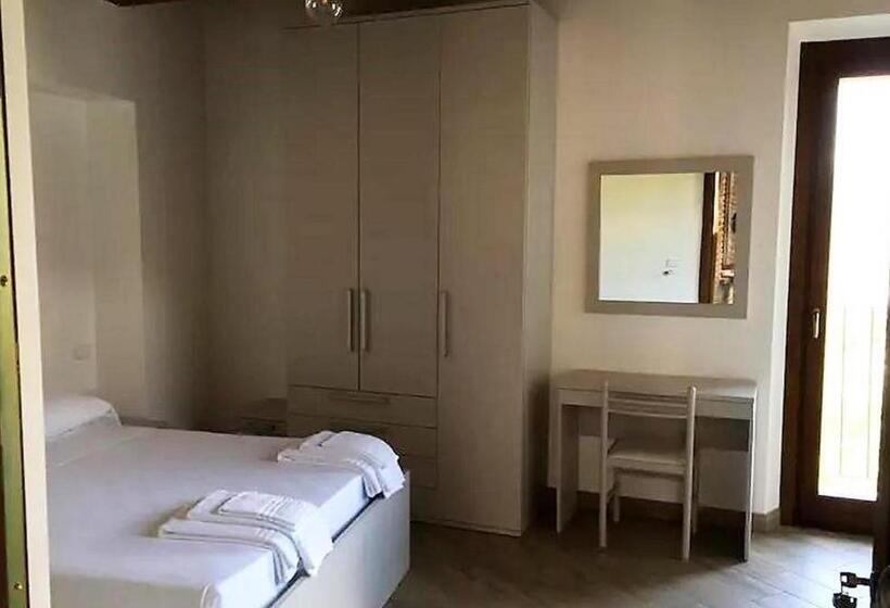 غرفة قياسية ثلاثية, B&b Leofreni Natura