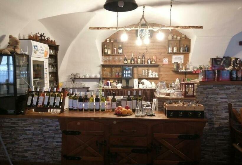 חדר סטנדרטי לארבעה עם חדר אמבטיה משותף, Penzion U šlechtičen