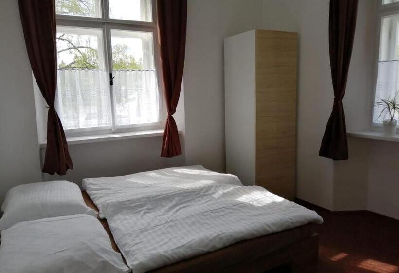 חדר סטנדרטי לארבעה עם חדר אמבטיה משותף, Penzion U šlechtičen