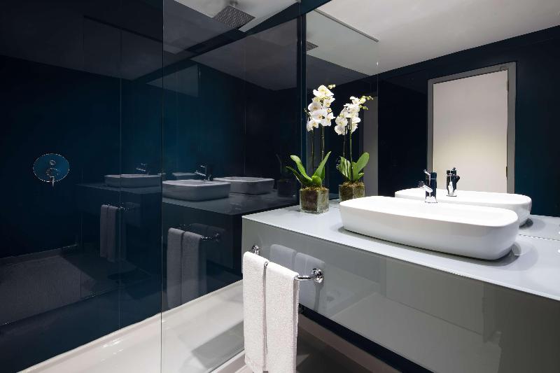 استودیو کلوب, Cordis, Hong Kong