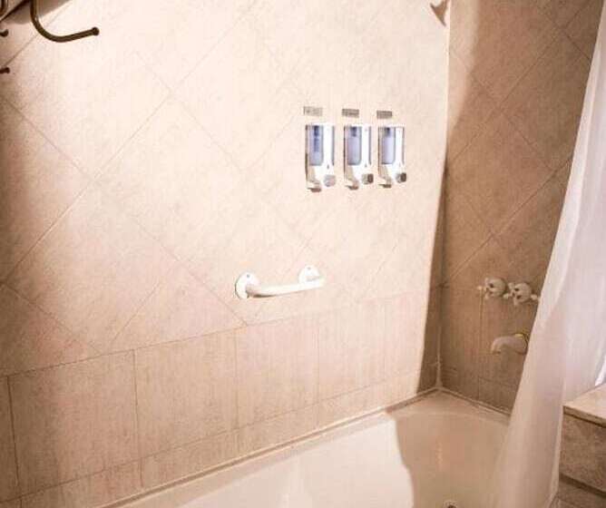 اتاق استاندارد سه نفره, Mayflower Suites