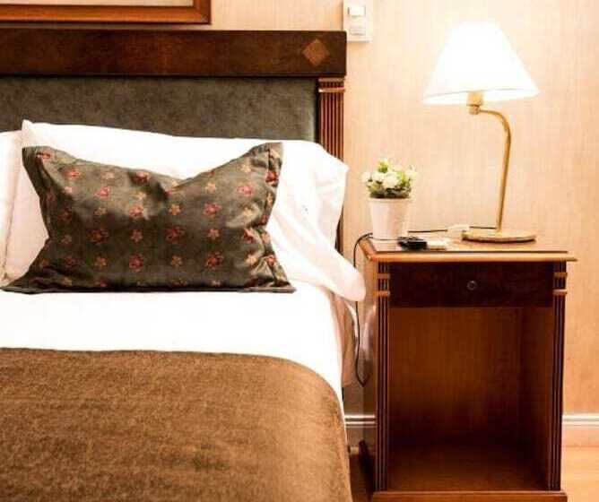 اتاق سوپریور, Mayflower Suites