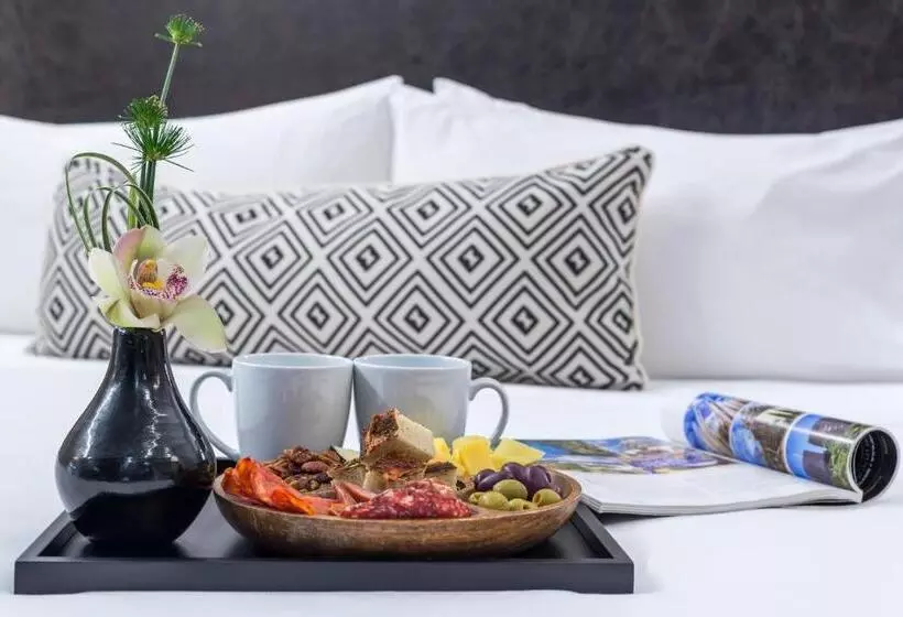 سوییت جونیور, Movich Hotel Las Lomas