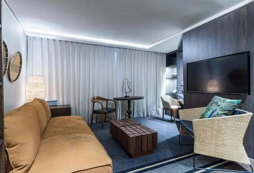 سوییت جونیور, Movich Hotel Las Lomas