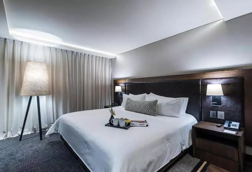 سوییت جونیور, Movich Hotel Las Lomas